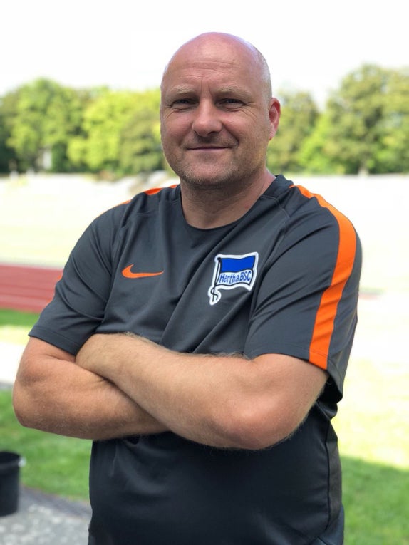 Zu sehen ist Armin mit einem Hertha BSC Shirt. Zu sehen ist Armin mit einem Hertha BSC Shirt.