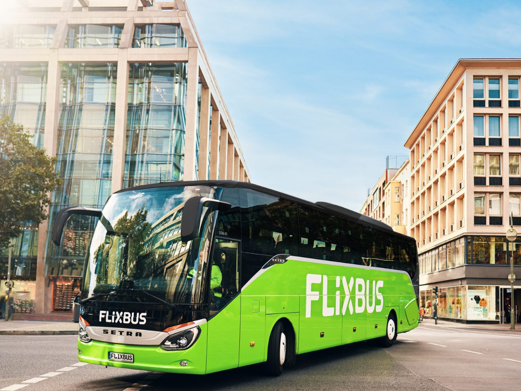 Ein grüner Bus auf einer Straße Ein grüner Bus auf einer Straße