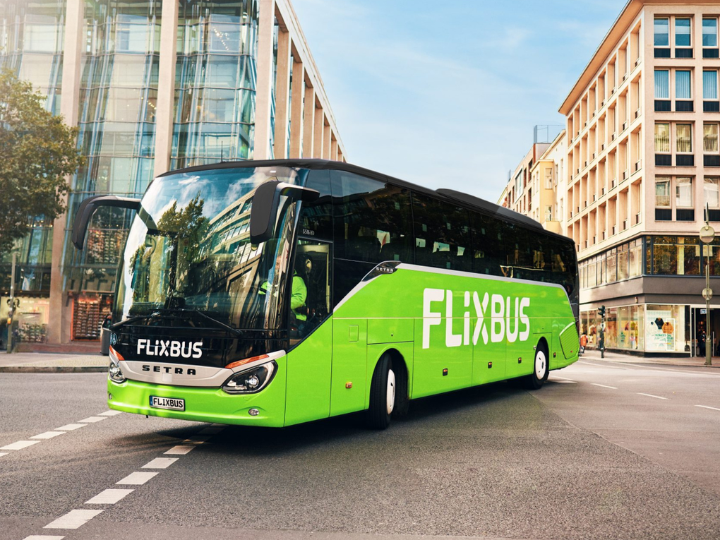 Ein grüner Bus auf einer Straße Ein grüner Bus auf einer Straße