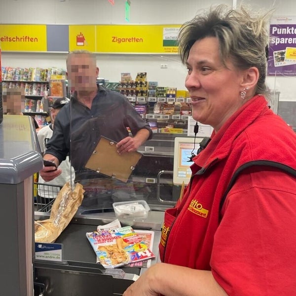 Eine Frau steht vor einer Supermarktkasse Eine Frau steht vor einer Supermarktkasse