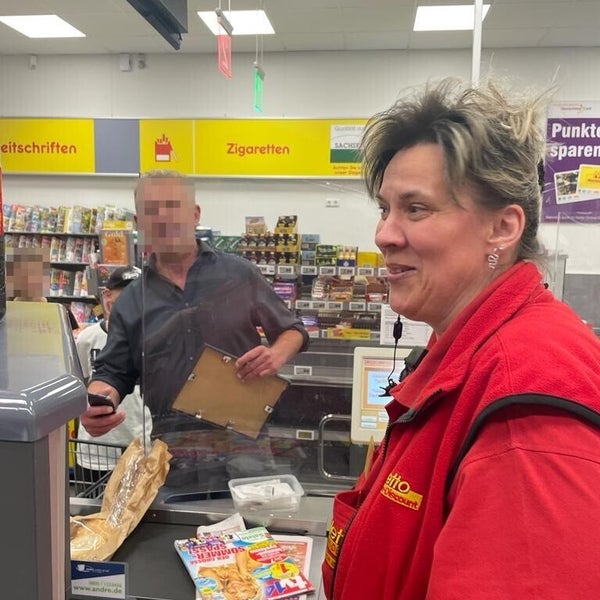 Eine Frau steht vor einer Supermarktkasse Eine Frau steht vor einer Supermarktkasse