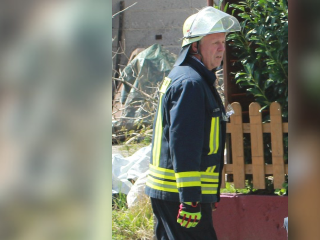 Ein Mann in einer Feuerwehruniform Ein Mann in einer Feuerwehruniform