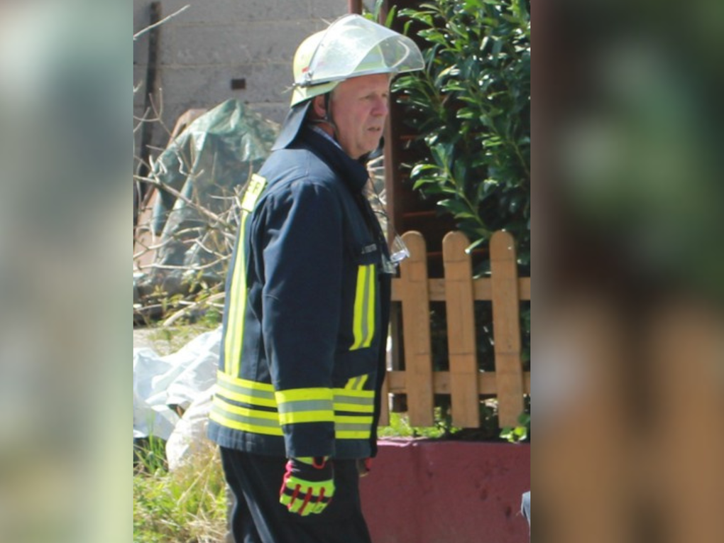 Ein Mann in einer Feuerwehruniform Ein Mann in einer Feuerwehruniform