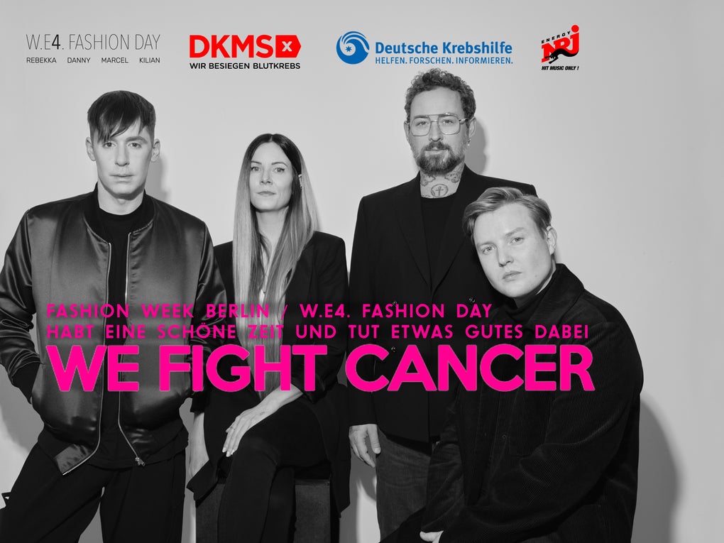 Vier Personen stehen nebeneinander vor einem grauen Hintergrund und blicken in die Kamera. Sie tragen dunkle Kleidung. Über dem Bild sind die Logos von WE4 Fashion Day, DKMS, Deutsche Krebshilfe und Radio NRJ zu sehen. In pinker Schrift steht in der Bildmitte: „WE FIGHT CANCER“. Darunter steht ein Text in Großbuchstaben: „Fashion Week Berlin. WE4 Fashion Day. Kauft ein Ticket und tut etwas Gutes dabei.“
Vier Personen stehen nebeneinander vor einem grauen Hintergrund und blicken in die Kamera. Sie tragen dunkle Kleidung. Über dem Bild sind die Logos von WE4 Fashion Day, DKMS, Deutsche Krebshilfe und Radio NRJ zu sehen. In pinker Schrift steht in der Bildmitte: „WE FIGHT CANCER“. Darunter steht ein Text in Großbuchstaben: „Fashion Week Berlin. WE4 Fashion Day. Kauft ein Ticket und tut etwas Gutes dabei.“