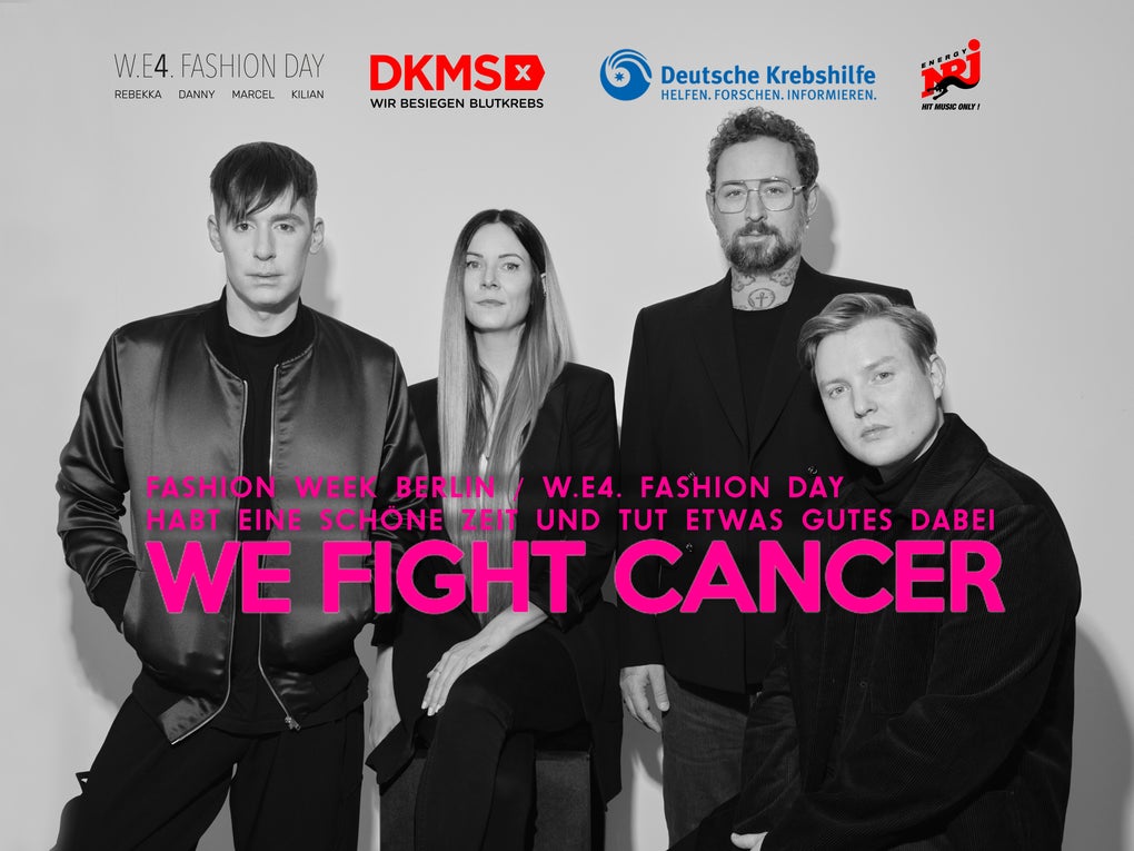 Vier Personen stehen nebeneinander vor einem grauen Hintergrund und blicken in die Kamera. Sie tragen dunkle Kleidung. Über dem Bild sind die Logos von WE4 Fashion Day, DKMS, Deutsche Krebshilfe und Radio NRJ zu sehen. In pinker Schrift steht in der Bildmitte: „WE FIGHT CANCER“. Darunter steht ein Text in Großbuchstaben: „Fashion Week Berlin. WE4 Fashion Day. Kauft ein Ticket und tut etwas Gutes dabei.“
Vier Personen stehen nebeneinander vor einem grauen Hintergrund und blicken in die Kamera. Sie tragen dunkle Kleidung. Über dem Bild sind die Logos von WE4 Fashion Day, DKMS, Deutsche Krebshilfe und Radio NRJ zu sehen. In pinker Schrift steht in der Bildmitte: „WE FIGHT CANCER“. Darunter steht ein Text in Großbuchstaben: „Fashion Week Berlin. WE4 Fashion Day. Kauft ein Ticket und tut etwas Gutes dabei.“