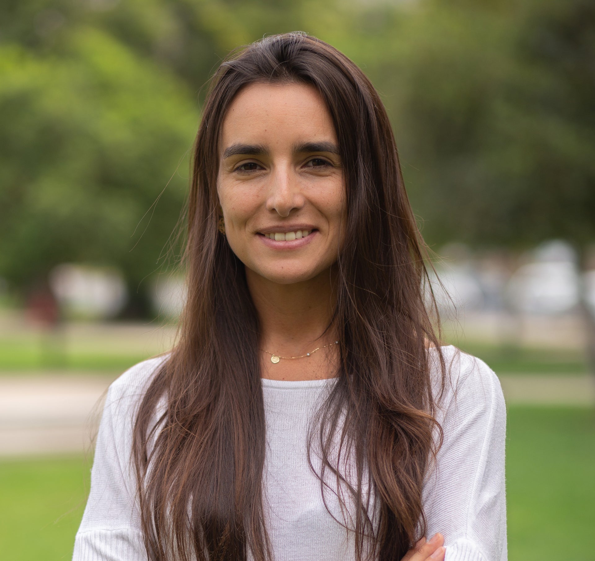 Eine Frau mit langen Haaren lächelt für ein Foto Eine Frau mit langen Haaren lächelt für ein Foto