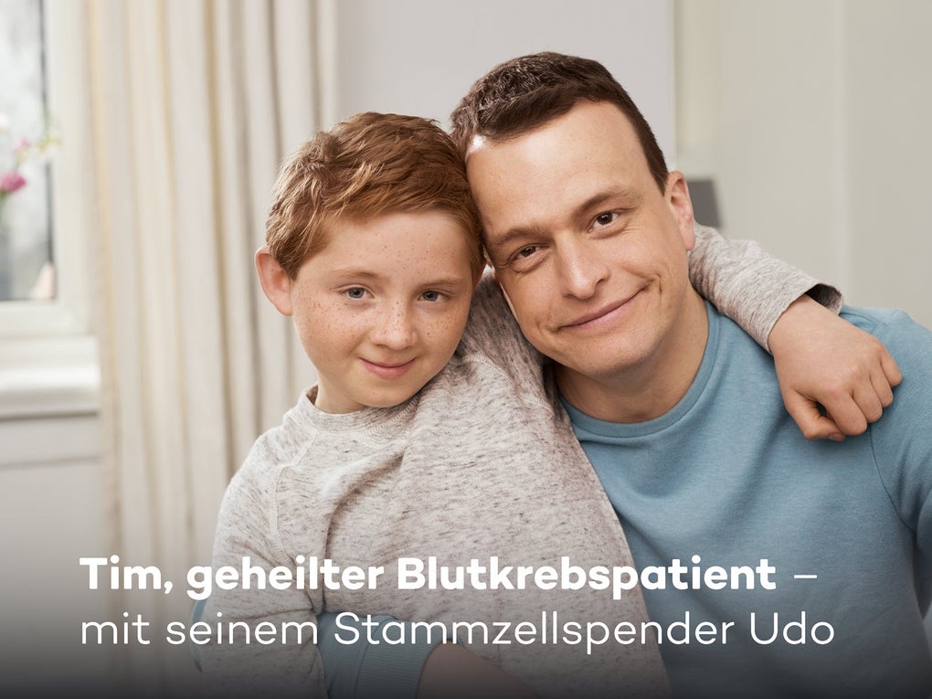 Der geheilte Blutkrebspatient Tim mit seinem Stammzellspender Udo umarmen sich und schauen glücklich in die Kamera. Der geheilte Blutkrebspatient Tim mit seinem Stammzellspender Udo umarmen sich und schauen glücklich in die Kamera.