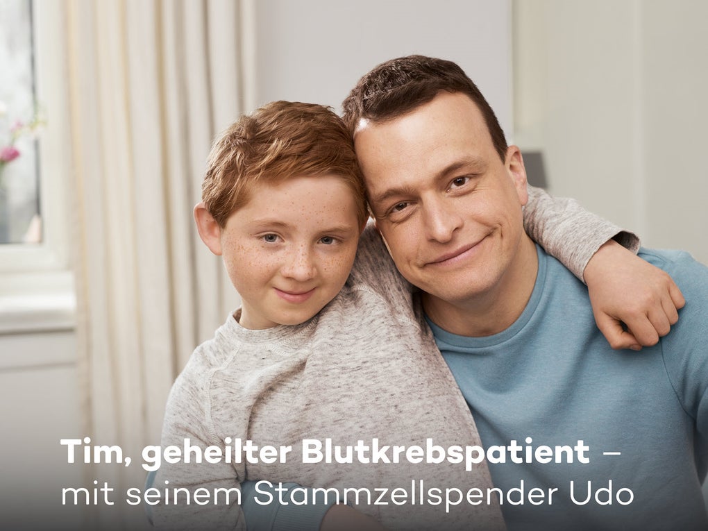 Der geheilte Blutkrebspatient Tim mit seinem Stammzellspender Udo umarmen sich und schauen glücklich in die Kamera. Der geheilte Blutkrebspatient Tim mit seinem Stammzellspender Udo umarmen sich und schauen glücklich in die Kamera.