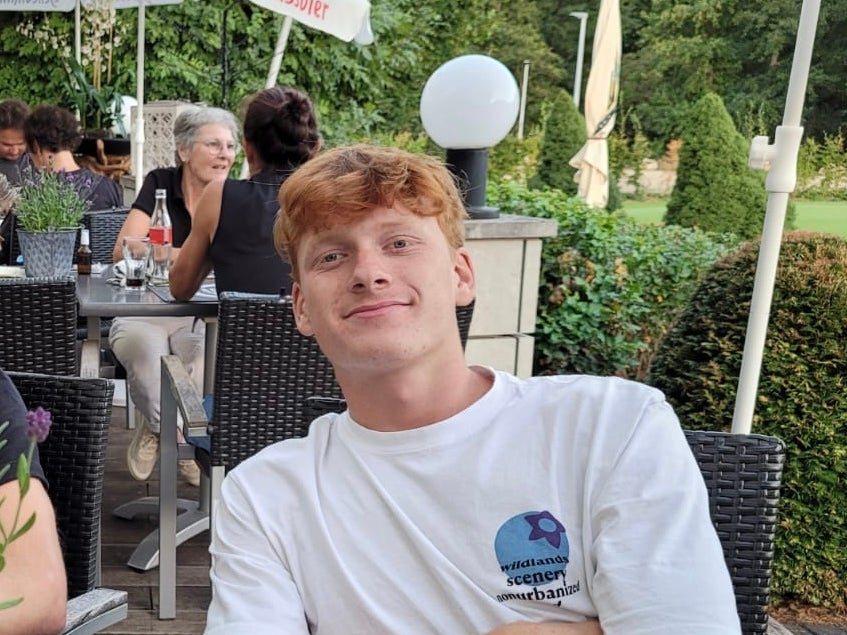ein junger Mann lächelt in die Kamera ein junger Mann lächelt in die Kamera