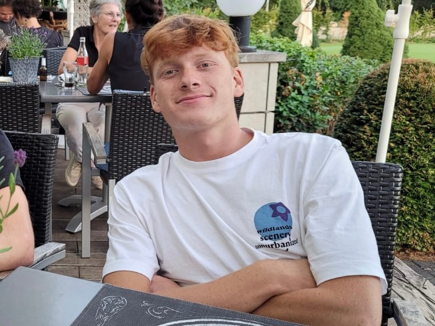 ein junger Mann lächelt in die Kamera ein junger Mann lächelt in die Kamera