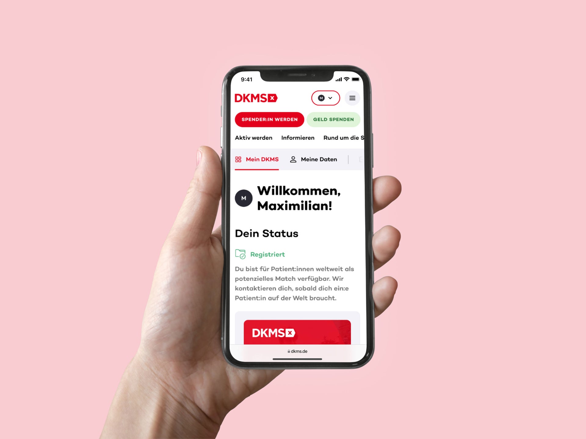 Eine Hand hält ein Smartphone mit geöffneter DKMS-App, die eine personalisierte Willkommensnachricht für ‚Maximilian‘ und den Registrierungsstatus anzeigt, vor rosafarbenem Hintergrund. Eine Hand hält ein Smartphone mit geöffneter DKMS-App, die eine personalisierte Willkommensnachricht für ‚Maximilian‘ und den Registrierungsstatus anzeigt, vor rosafarbenem Hintergrund.