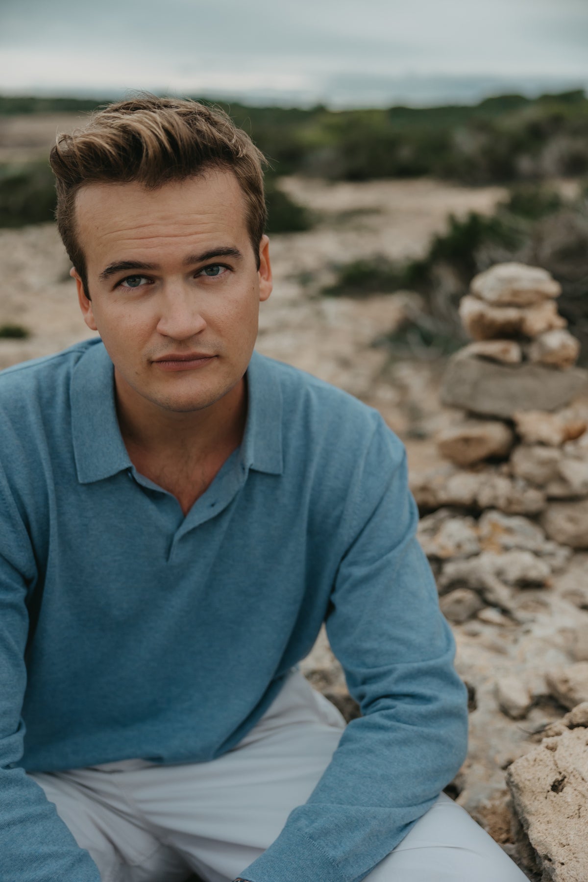 ein Mann an einem Strand und schaut in die Kamera ein Mann an einem Strand und schaut in die Kamera