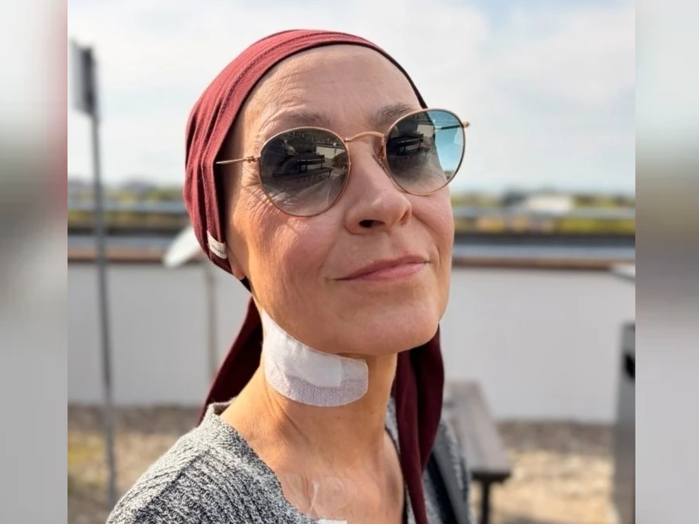 Eine Frau, die eine Sonnenbrille und ein Bandana trägt Eine Frau, die eine Sonnenbrille und ein Bandana trägt