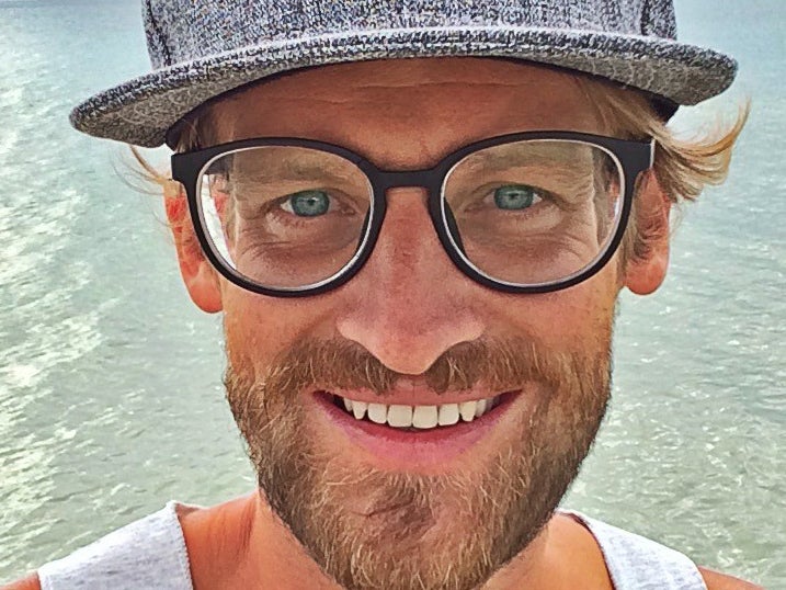 Ein Mann mit Brille und Hut Ein Mann mit Brille und Hut