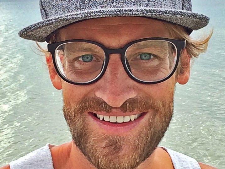 Ein Mann mit Brille und Hut Ein Mann mit Brille und Hut