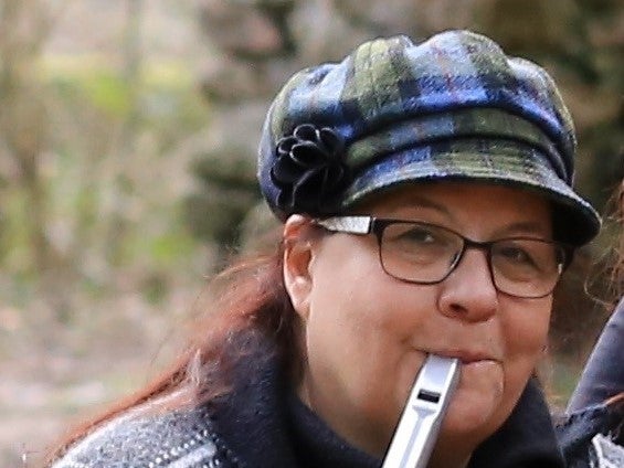eine Nahaufnahme von einer Frau die Flöte spielt eine Nahaufnahme von einer Frau die Flöte spielt