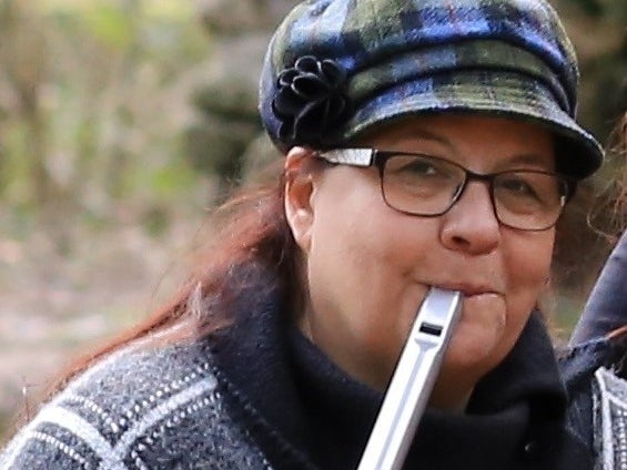 eine Nahaufnahme von einer Frau die Flöte spielt eine Nahaufnahme von einer Frau die Flöte spielt