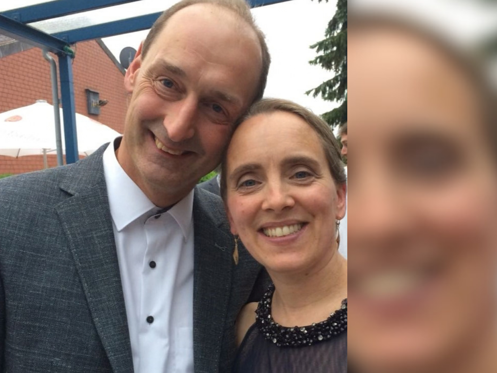 Ein Mann und eine Frau, die für ein Foto posieren Ein Mann und eine Frau, die für ein Foto posieren