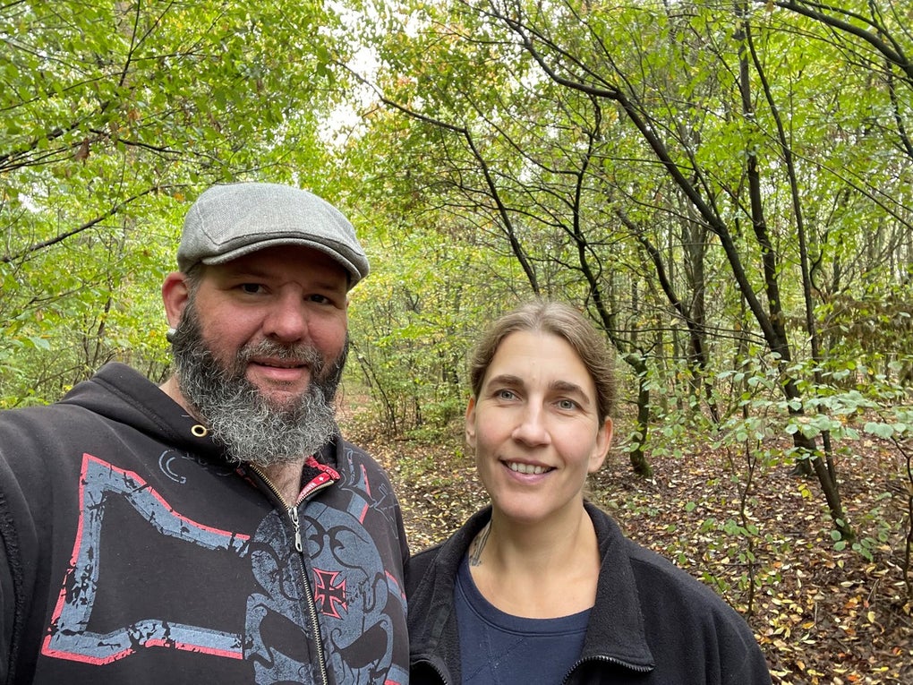 Ein Mann und Marina stehen in einem Wald Ein Mann und Marina stehen in einem Wald