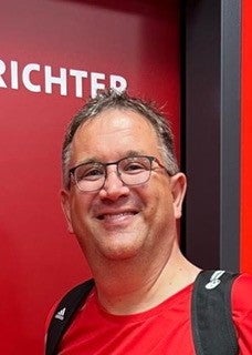 Patient Ralf lächelt in die Kamera. Patient Ralf lächelt in die Kamera.