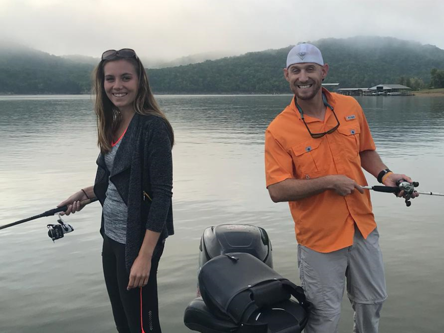 Ein Mann und eine Frau stehen nebeneinander und Angeln Ein Mann und eine Frau stehen nebeneinander und Angeln