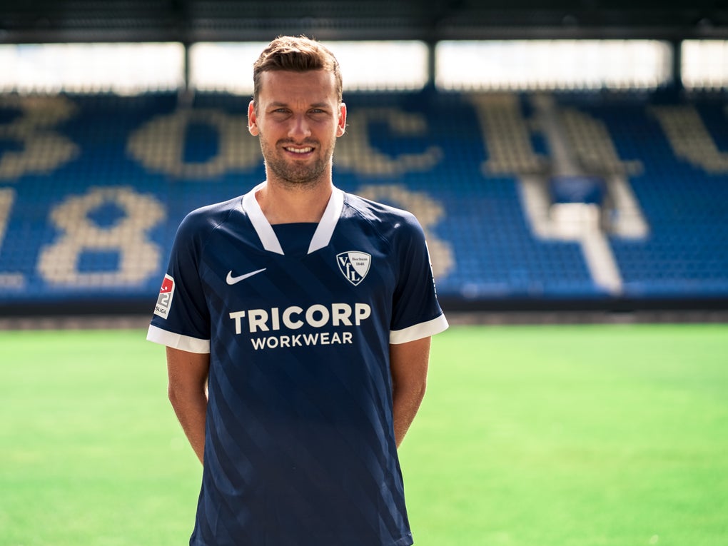 Ein Mann in einem Fußballtrikot Ein Mann in einem Fußballtrikot