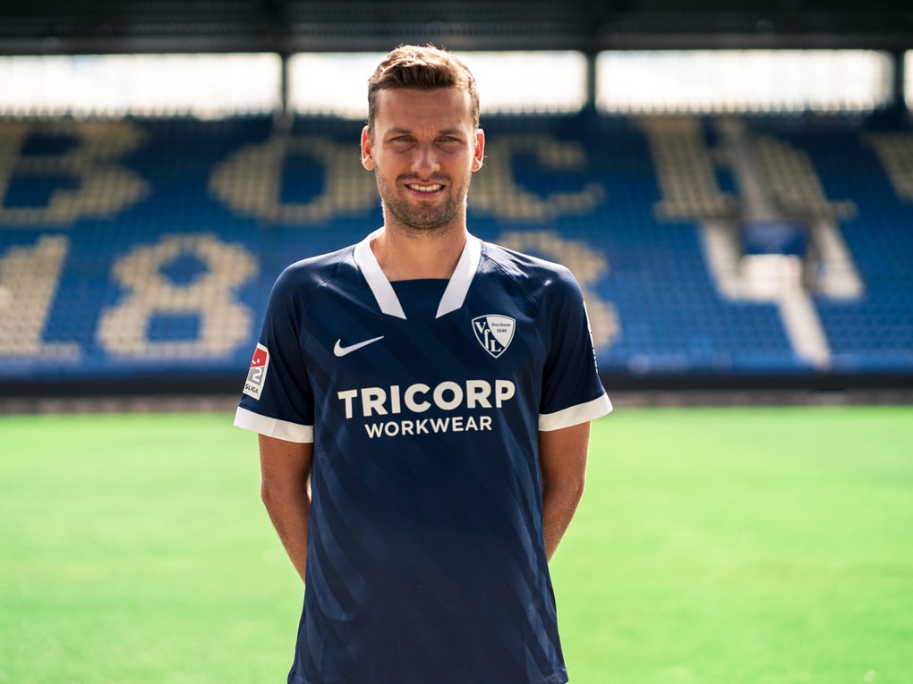 Ein Mann in einem Fußballtrikot Ein Mann in einem Fußballtrikot