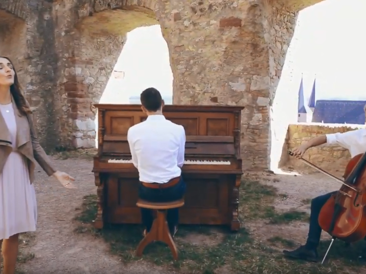 Eine Gruppe von Menschen, die auf Instrumenten spielen oder Singen Eine Gruppe von Menschen, die auf Instrumenten spielen oder Singen