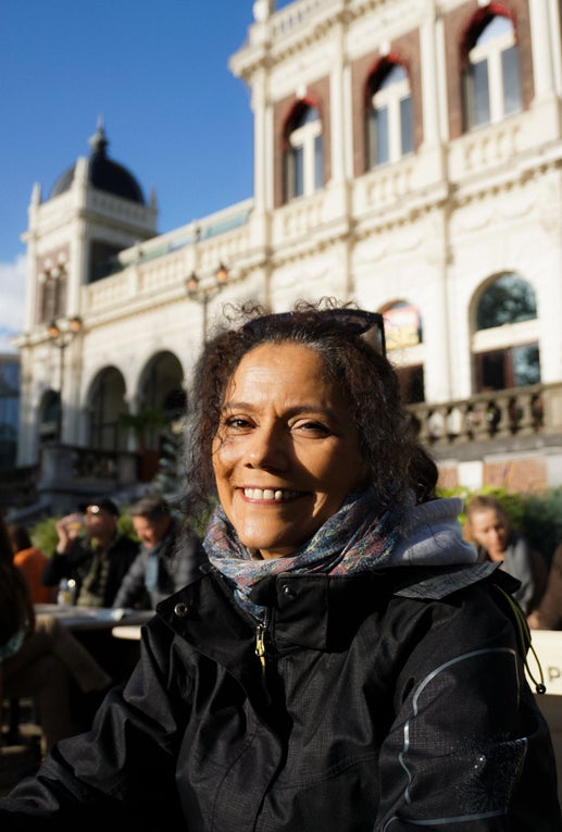 Patientin Desiree lächelt in die Kamera  Patientin Desiree lächelt in die Kamera