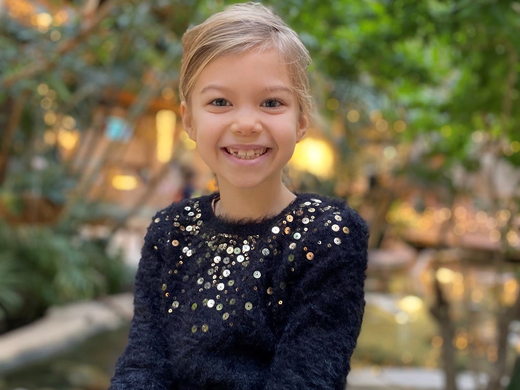 Ein Mädchen lächelt in die Kamera Ein Mädchen lächelt in die Kamera