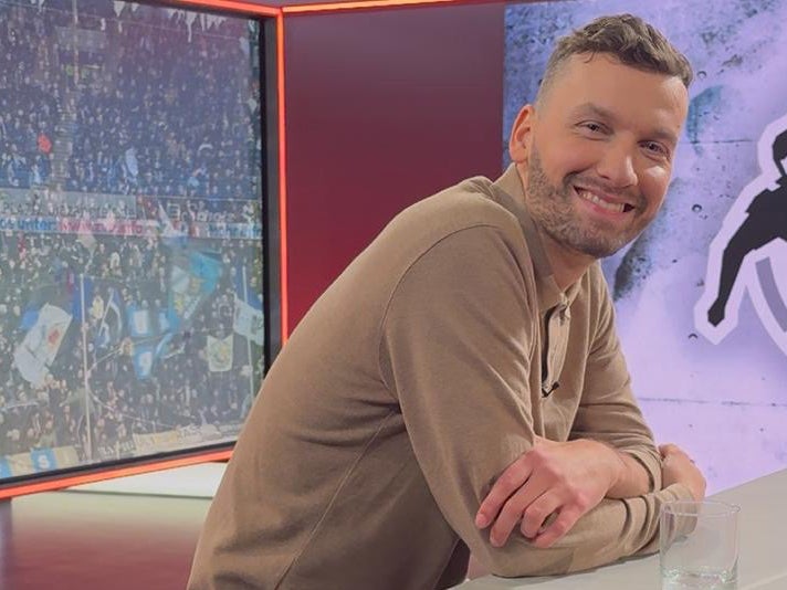 Ein Mann sitzt an einem Tisch Ein Mann sitzt an einem Tisch