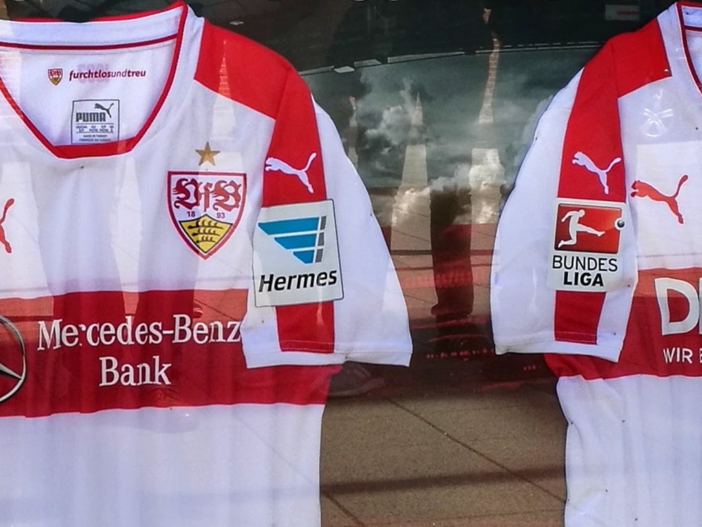 Zwei Trikots des VfB Stuttgart Zwei Trikots des VfB Stuttgart