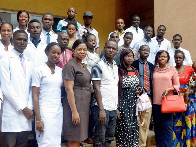 Eine Gruppe von Menschen, die zusammenstehen Eine Gruppe von Menschen, die zusammenstehen