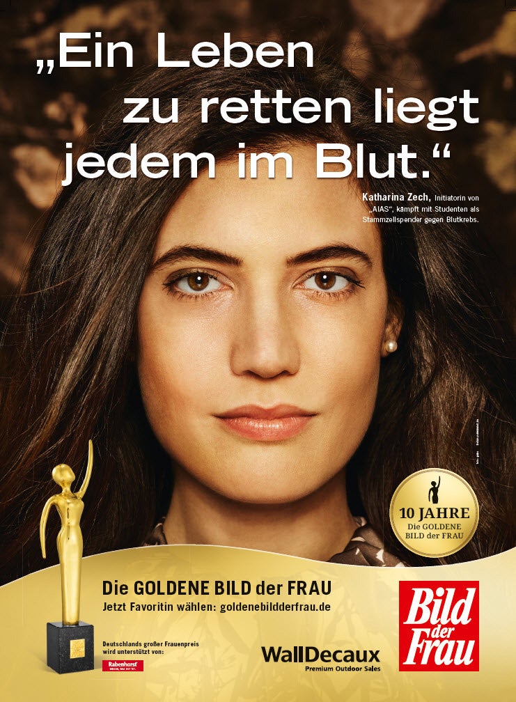 Eine Frau mit langen braunen Haaren. Im Vordergrund eine Trophäe der Goldenen Bild der Frau. Auf dem Bild das Zitat "Ein Leben zu retten liegt jedem in Blut." Eine Frau mit langen braunen Haaren. Im Vordergrund eine Trophäe der Goldenen Bild der Frau. Auf dem Bild das Zitat "Ein Leben zu retten liegt jedem in Blut."