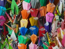 Eine Gruppe von bunten Papierkranichen Eine Gruppe von bunten Papierkranichen