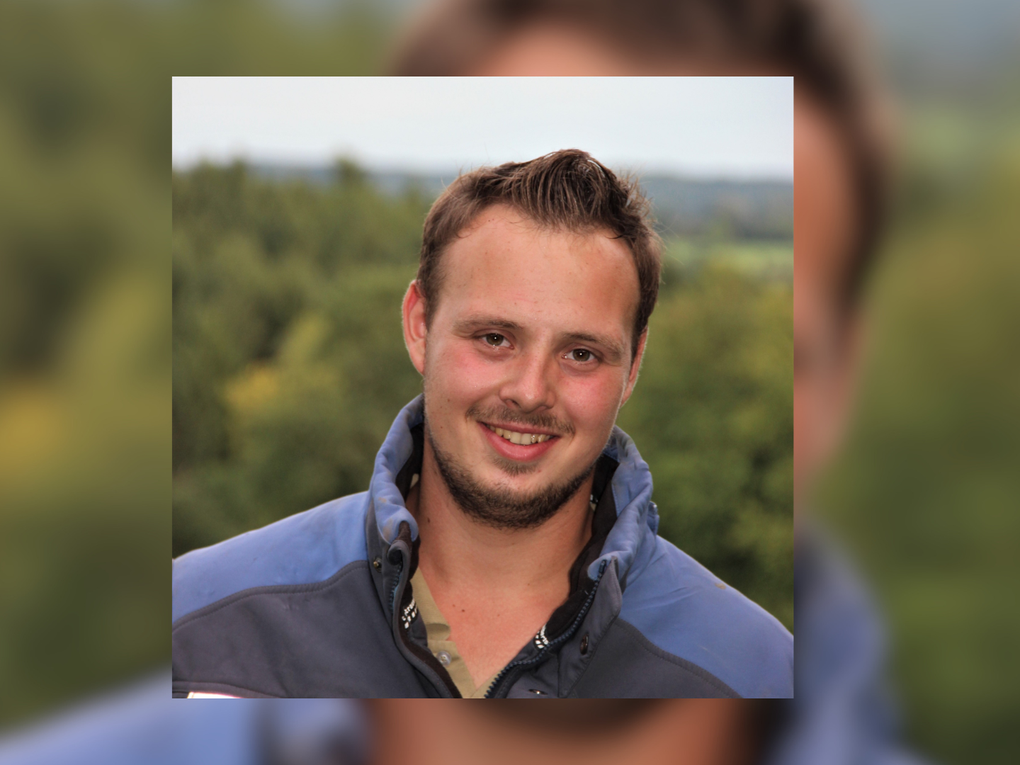Ein Mann lächelt für die Kamera Ein Mann lächelt für die Kamera