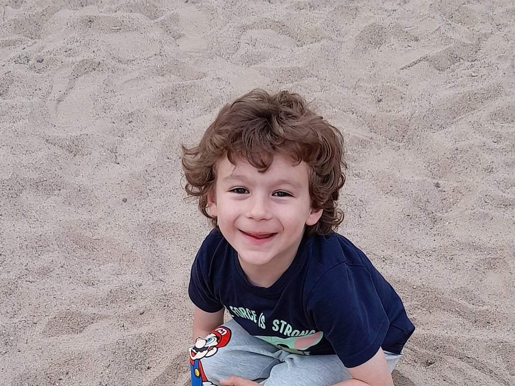 ein Kind hockt im Sand ein Kind hockt im Sand