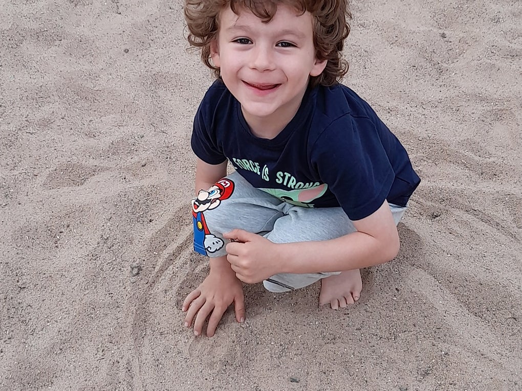 ein Kind hockt im Sand ein Kind hockt im Sand