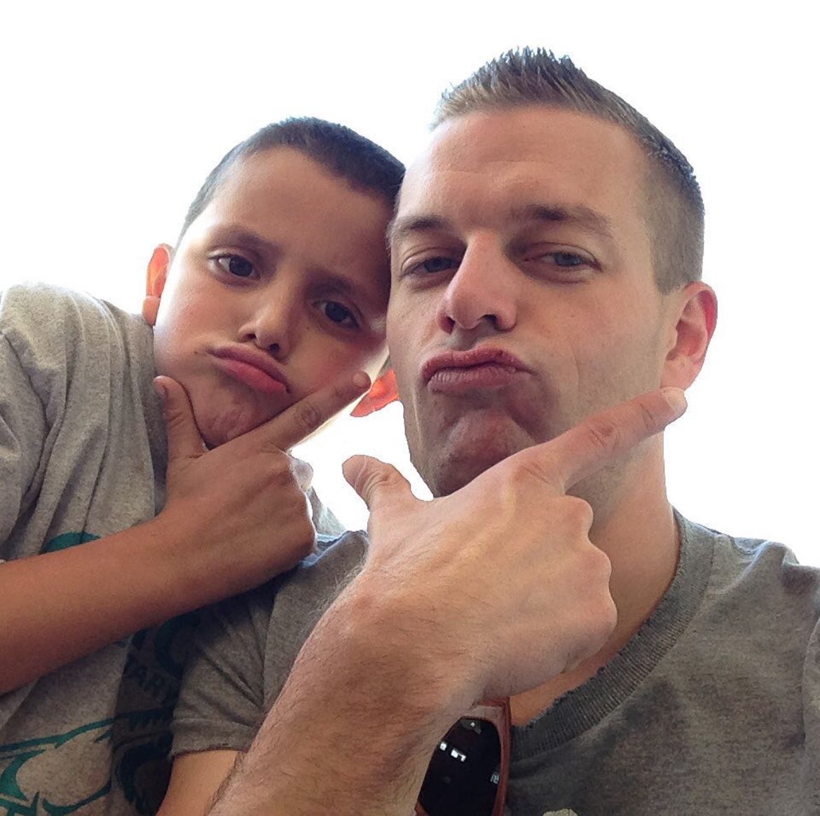 Ein Junge und ein junger Mann posen in die Kamera. Ein Junge und ein junger Mann posen in die Kamera.