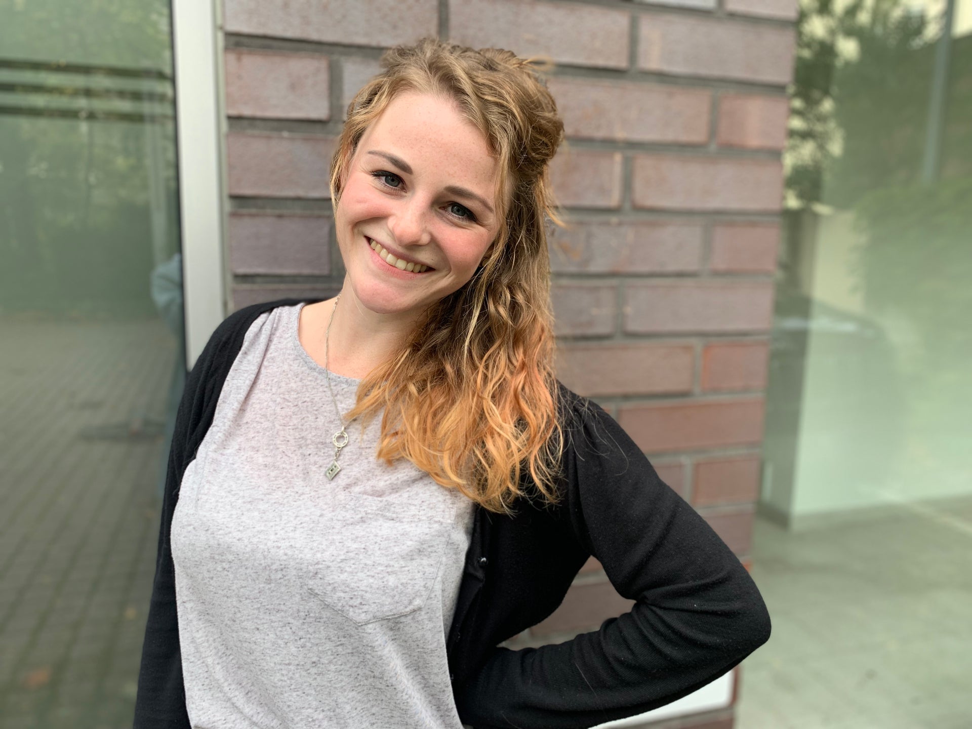 Marina Miller leitet das DKMS Schulprojekt, hier posiert sie für ein Foto Marina Miller leitet das DKMS Schulprojekt, hier posiert sie für ein Foto