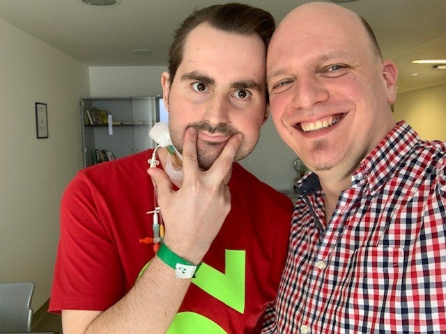 Durch das Lymphom hat Max eine Gesichtslähmung erlitten Durch das Lymphom hat Max eine Gesichtslähmung erlitten