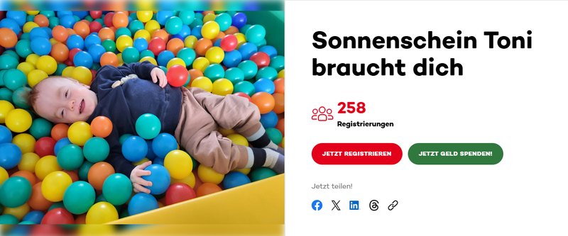 Ein Kind, das in einem Bällebad liegt Ein Kind, das in einem Bällebad liegt