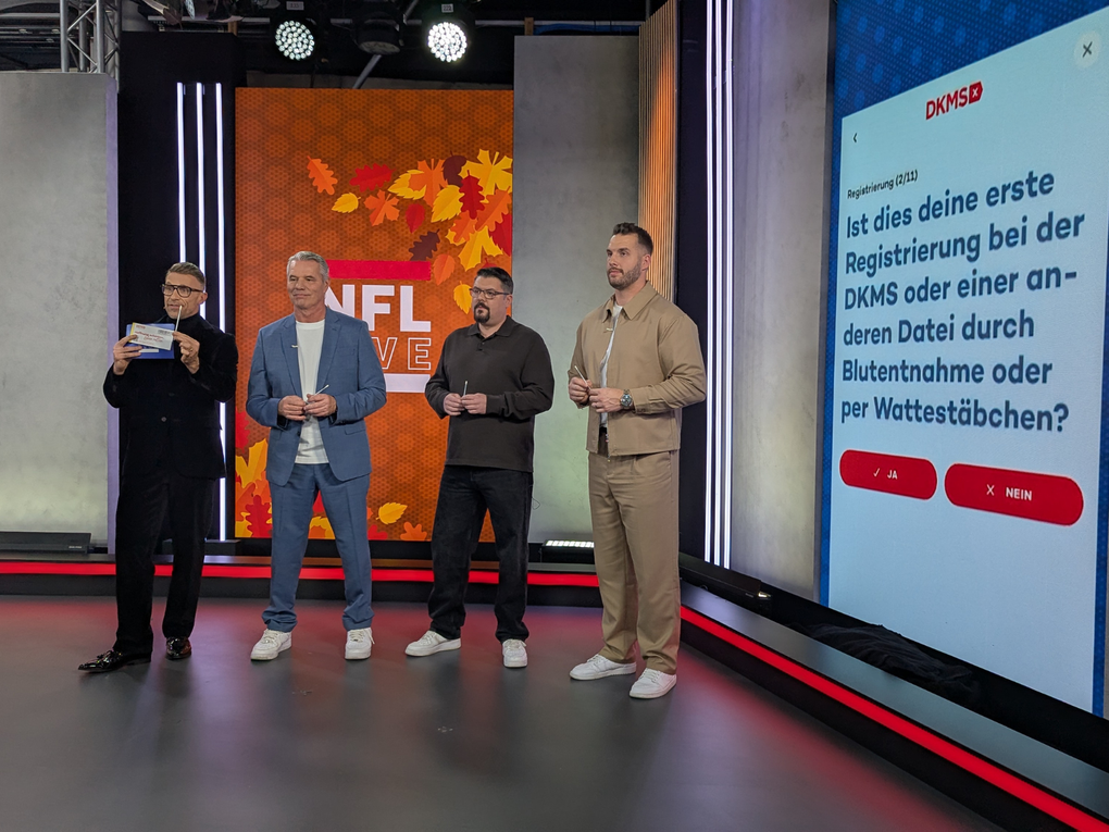 Eine Gruppe von Männern steht auf einer Bühne Eine Gruppe von Männern steht auf einer Bühne