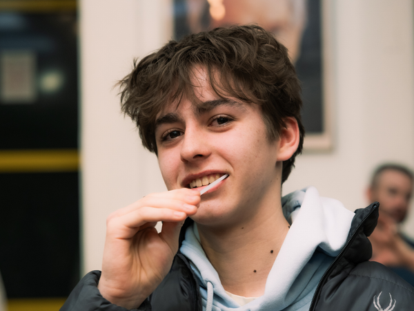 Ein junger Mann macht einen Wangenabstrich für die Registrierung als Stammzellspender bei der DKMS Ein junger Mann macht einen Wangenabstrich für die Registrierung als Stammzellspender bei der DKMS