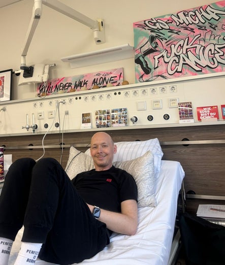Michael auf seinem Bett in der Klinik