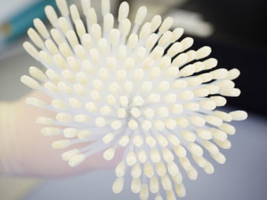 Nahaufnahme eines Bündels von Wattestäbchen Nahaufnahme eines Bündels von Wattestäbchen