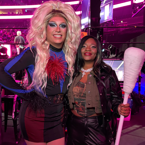 Pam Pengco und Elli Lizz halten ein großes Wattestäbchen bei der 1Live Comedy Nacht XXL Pam Pengco und Elli Lizz halten ein großes Wattestäbchen bei der 1Live Comedy Nacht XXL
