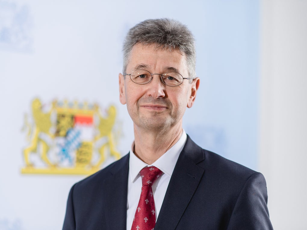 Prof. Dr. Michael Piazolo posiert für ein Foto Prof. Dr. Michael Piazolo posiert für ein Foto