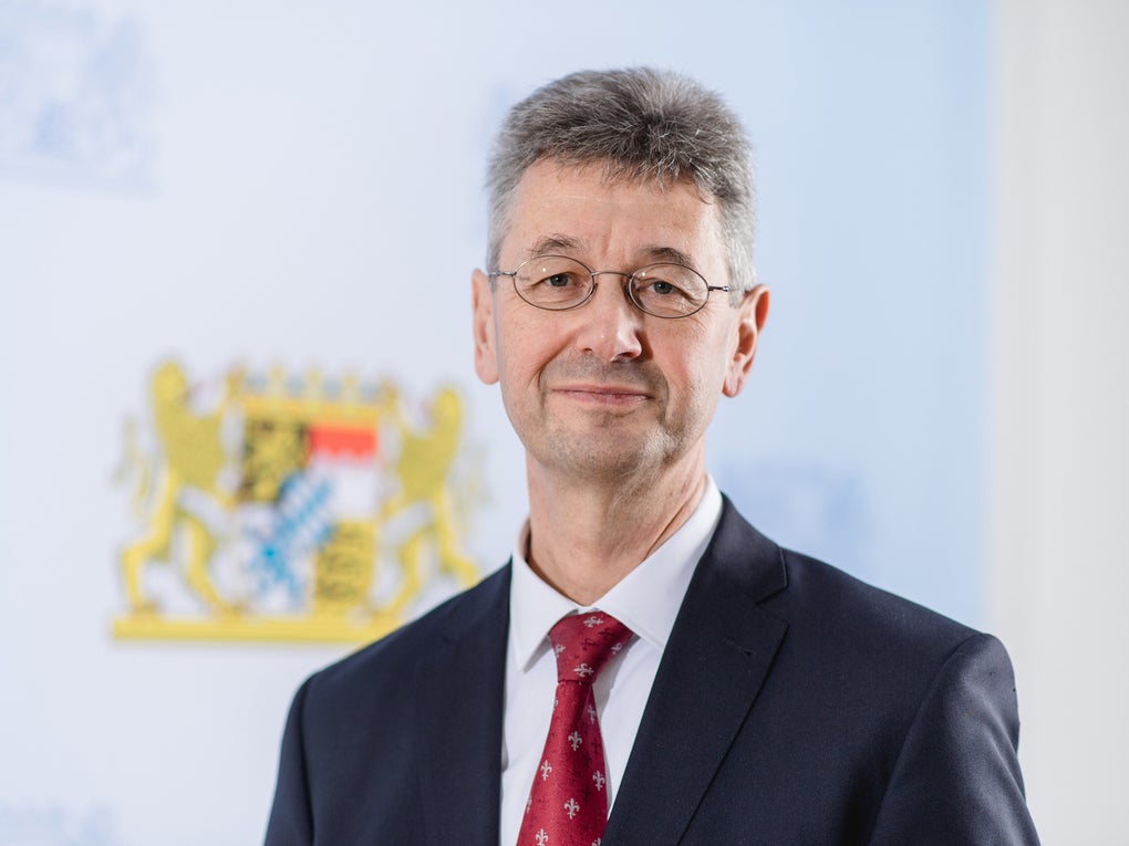 Prof. Dr. Michael Piazolo posiert für ein Foto Prof. Dr. Michael Piazolo posiert für ein Foto