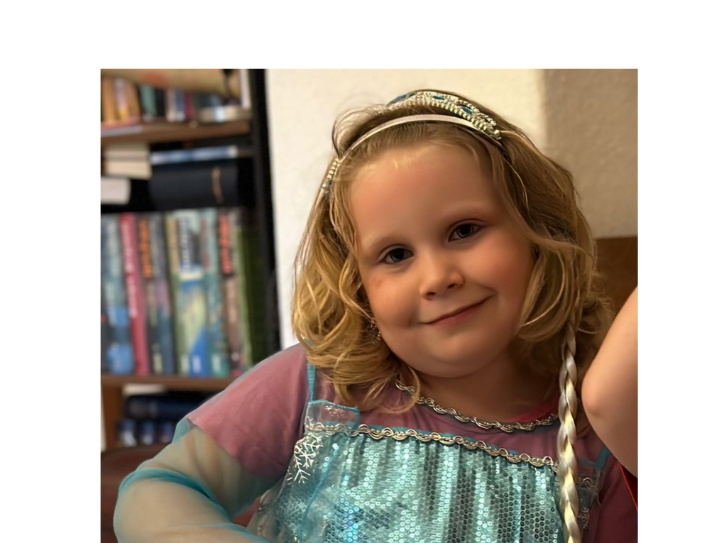 Ein Mädchen hält eine Spielzeuggitarre Ein Mädchen hält eine Spielzeuggitarre